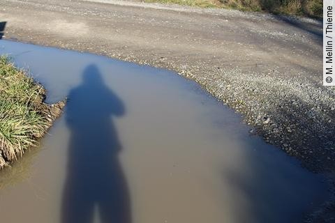 Schatten eines Menschen in Flusslandschaft