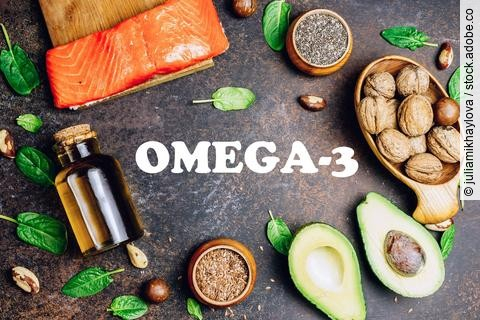 Tierische und pflanzliche Quellen für Omega 3 Fettsäuren: Lachs, Avocado, Walnüsse