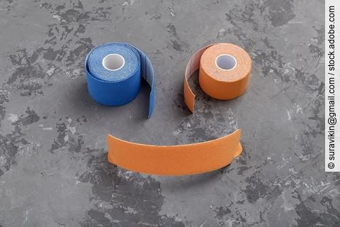 Kinesiotape, blaue und orange Tape-Rolle