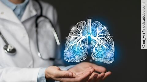 Ärztin hält 3D-Illustration einer Lunge in den Händen. 