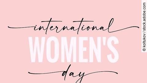 Schriftzug International Womens Day auf rosa Hintergrund