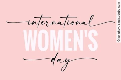 Schriftzug International Womens Day auf rosa Hintergrund