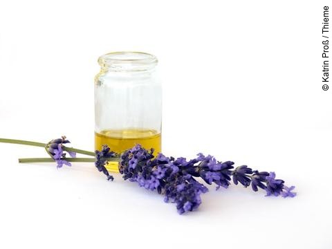 Lavendelzweig und ätherisches Lavendelöl 