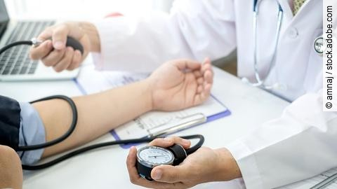 Ein Arzt misst den Blutdruck eines Patienten