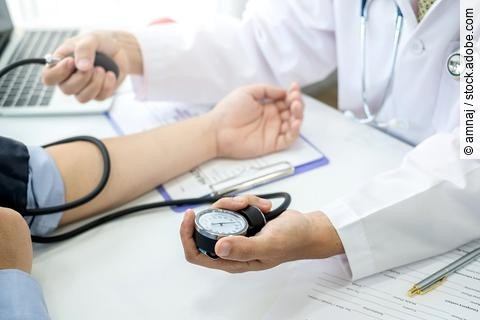 Ein Arzt misst den Blutdruck eines Patienten
