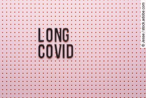 Long Covid Schriftzug auf rosa Hintergrund