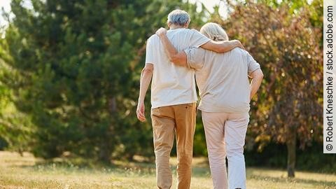 Zwei verliebte Senioren gehen spazieren