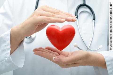 Schwebendes Herz zwischen den Händen einer Ärztin. 