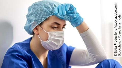 junge Ärztin mit Mundschutz in OP-Kleidung; Symbolbild psychische Belastung während der Corona-Pandemie