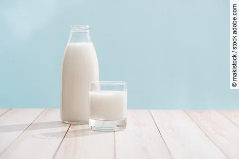 Flasche und Glas mit Milch