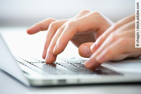Laptop, Mann schreibt auf der Tastatur
