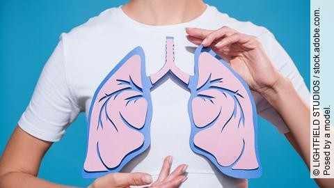 Frau mit Bild von Lunge