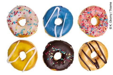 6 bunte Donuts auf weißem Hintergrund