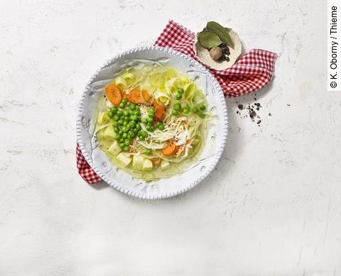Weißer Teller mit Gemüsesuppe