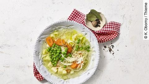 Weißer Teller mit Gemüsesuppe