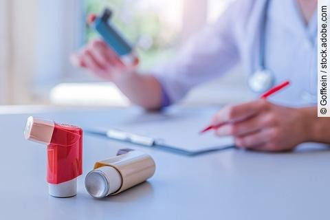 Ärztin verschreibt Asthma-Medikament, Inhalator