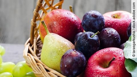 Obstkorb mit frischen Früchten
