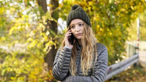 Telefonieren, Frau, Wald, Herbst