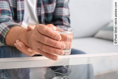 Wasserglas halten, Hand, Mann, Parkinson