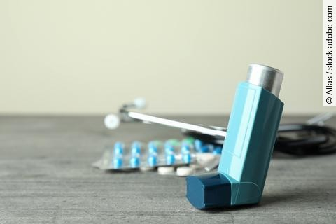 Symbolbild Asthma: Inhalator, Medikamente, Stethoskop vor grauem Hintergrund